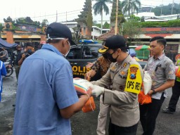 Imbas Covid-19, Warga Prigen Digerojok 350 Paket Sembako
