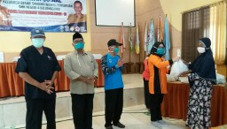 Terkena PHK, Wali Murid di Bojonegoro Dapat Sembako dari Dharma Wanita