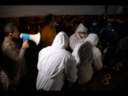 Pengunjung Warkop Gresik Mendadak Di-Rapid Tes, Hasilnya Semua Negatif