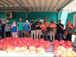 Terdampak Corona, Para Tunanetra Jatim Dibantu Sembako