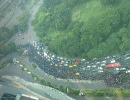 Hari Pertama PSBB, Bunderan Waru Arah Surabaya Macet Total