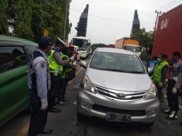 Hari Pertama PSBB Gresik, Banyak Kendaraan Plat Luar Daerah Balik Kucing