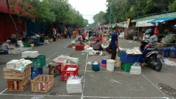 Pedagang Sayur di Pasar Kota Bojonegoro Hanya Diberi Waktu Jualan 3 Jam