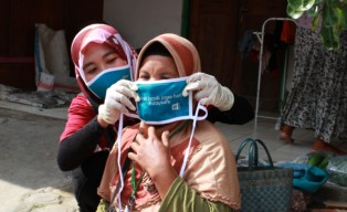 Perang Lawan Covid-19, Relawan Sosial Berbagi Masker ke Desa-desa