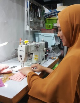 UKM Banting Setir Produksi Masker dan APD