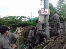 Tak Berizin, BTS Milik PT Tower Bersama Disegel Satpol PP