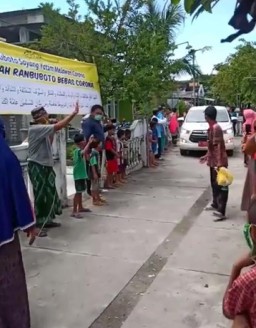 Pasien Sembuh Covid-19 Disambut Haru Tenaga Medis