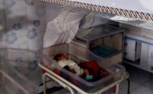 Sembunyikan Aib, Lempar Bayi ke Atap Rumah