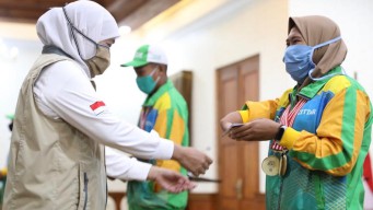 Khofifah Beri Bonus Untuk Atlet Peparpenas Jatim