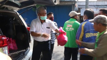 Anggota Komisi E DPRD Jatim Bagikan Sembako di Bojonegoro