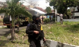 Dapat Paket Misterius Depan Rumah Warga Jember Lapor Gegana
