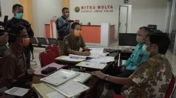 Bupati Lumajang Segel Puluhan Koperasi Bodong