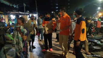 Satgas Covid-19 Jatim Bagikan Masker di Pasar Keputran