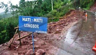 Hujan Deras, Jalur Pacet-Trawas Kembali Tertutup Longsor
