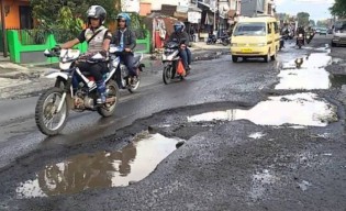 DPU Gresik Segera Lelang Perbaikan 12 Ruas Jalan Rusak
