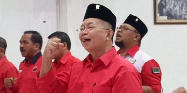 Reses, Tjong Ping Bagikan Masker ke Warga Tuban