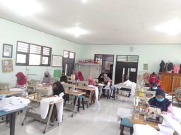 Dua UPT Dinsos Jatim Produksi Masker