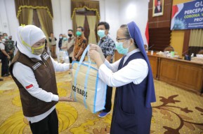 Gubernur Jatim Serahkan Bantuan Alat Medis ke RS Rujukan Covid-19