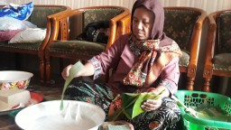 Produsen Bongko Kopyor Gresik Bertahan di Tengah Wabah Covid-19