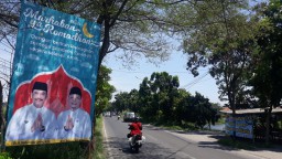 Baliho Qosim-Alif Bertebaran, Warga Gresik: ‘Wes Cocok Iku’