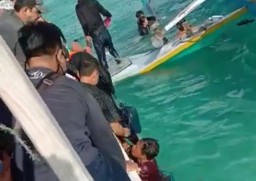 Angkut 25 Wisatawan, Perahu Nelayan Bawean Terbalik