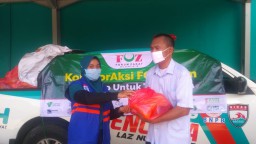 Terdampak Covid-19, Para Tunanetra di Surabaya Dapat Sembako Gratis