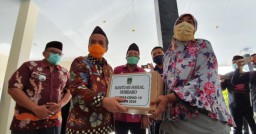 Imbas Physical Distancing, Gus Mujib Bagi Sembako ke Warga Pandaan