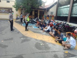 Trek-trekan di Alun-alun Gresik, Puluhan ABG Diamankan Polisi