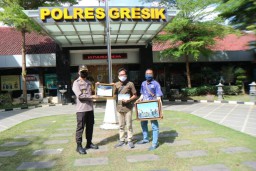 Polisi ‘Sang Penolong’ Di Gresik Dinobatkan Jadi Karya Foto Terbaik
