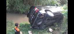 Innova Muat Bahan Parcel Nyemplung Sungai di Nganjuk