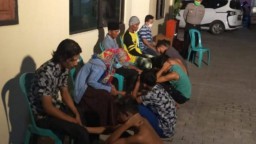 Terciduk Pesta Miras, 6 Pemuda Pasuruan Dihukum Sungkem dan Cium Kaki Orang Tua