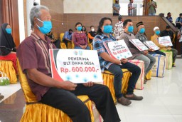 Khofifah Pantau Langsung Penyaluran BLT DD di Jatim