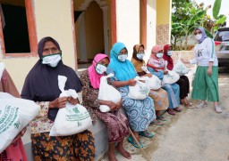 Farida Hidayati Turun Langsung Bagikan Ribuan Sembako di Bojonegoro-Tuban