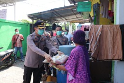 Blusukan di Dua Kelurahan, Kapolres Gresik Bagi-Bagi Sembako