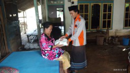 Temui Para Lansia, Mahasiswa di Bawean Berikan Sembako Gratis