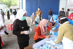 Bupati Anna Mu'awanah Pimpin Rapid Tes Ratusan Karyawan Pabrik dan Swalayan