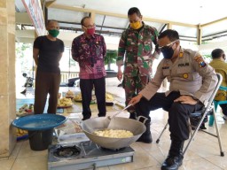 Camat, Kapolsek Beserta Danramil di Gresik Masak Bareng untuk Buka Puasa Warga