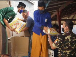 Sebar Bantuan, Ansor Bersama Aice Sasar Ponpes dan Panti Asuhan di Bekasi