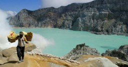 Ada Dentuman di Kawah Ijen, Seorang Penambang Belerang Hilang Tercebur Kawah