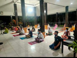 Pemdes Plesungan Bojonegoro Fasilitasi Tarawih Berjemaah untuk Warga Karantina