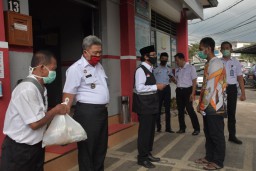 Wabup Jember Berikan Sembako dan Uang Saku kepada Mantan Napi