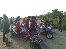 Polisi Bubarkan Ngabuburit di Tepi Pantai Ngimboh