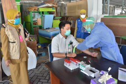 Pemkab Gresik Pantau Pelaksanaan Rapid Tes Industri