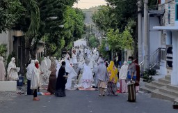 Warga Gresik Tetap Laksanakan Salat Ied di Lapangan