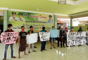 Tuding Bantuan Tak Merata, Warga Duduksampeyan Geruduk Kecamatan