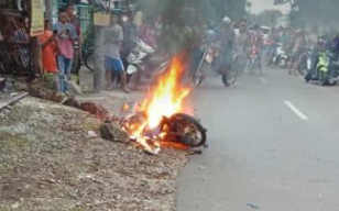 Penjambret Dihajar, Motor Pelaku Dibakar