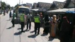 Bikin Bising dan Jalan Berdebu, Dam Truk di Sidoarjo Dihadang Emak-emak