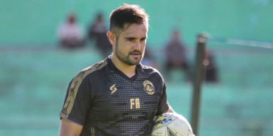 Duo Kiper Arema FC Latihan Bersama di Rumah Pelatih