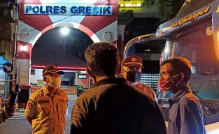 Hindari Razia, Bus Pemudik Jateng Pura-Pura Parkir di SPBU Gresik