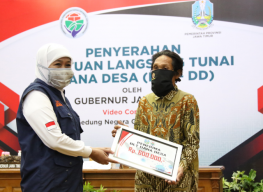 Gubernur Khofifah Serahkan BLT kepada Bupati Blitar
